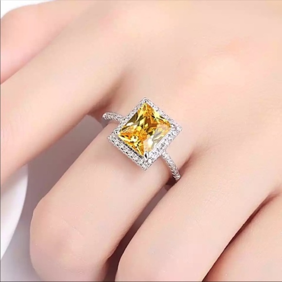 Beautiful Champagne Cubic Zirconia Ring - Picture 2 of 3